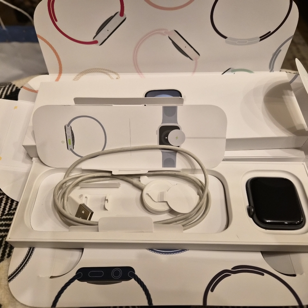 Series 9 45mm Apple Watch w/Charger & Band